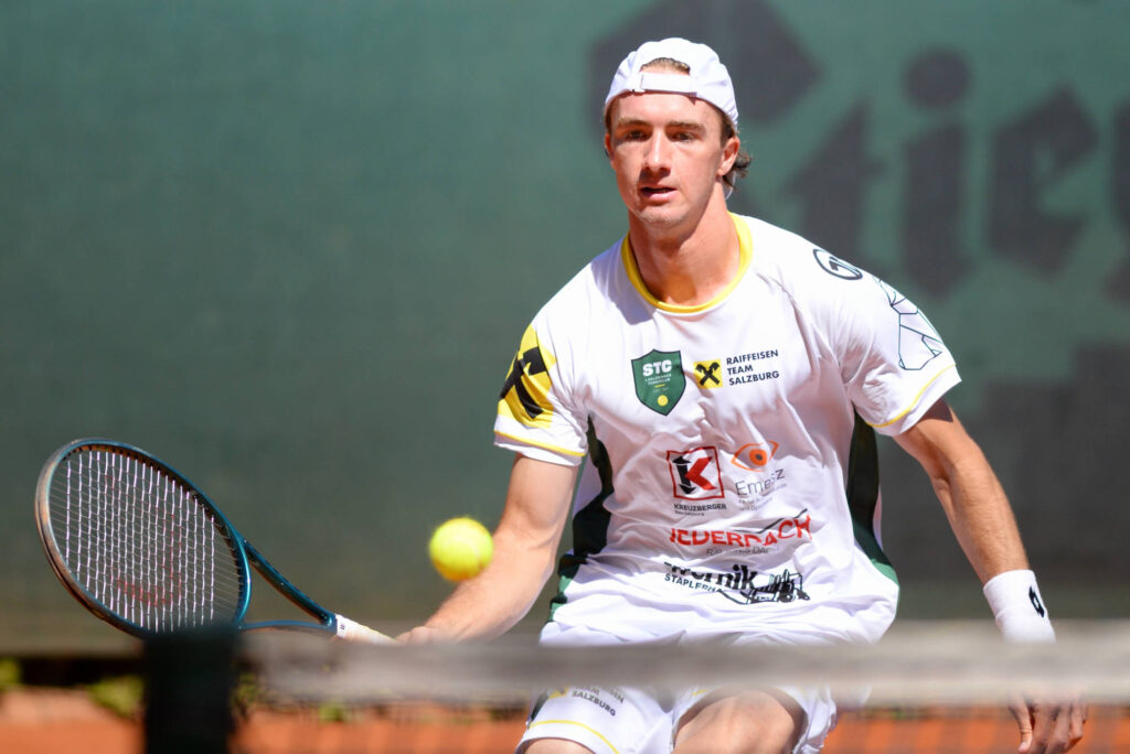 Lukas Neumayer vom Team Raiffeisen im Spiel