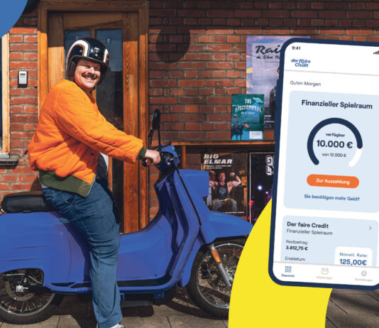 TeamBank Advertorial: Mann aufd einem bleuen Motorrolla und ein Sujet von der faire Credit App