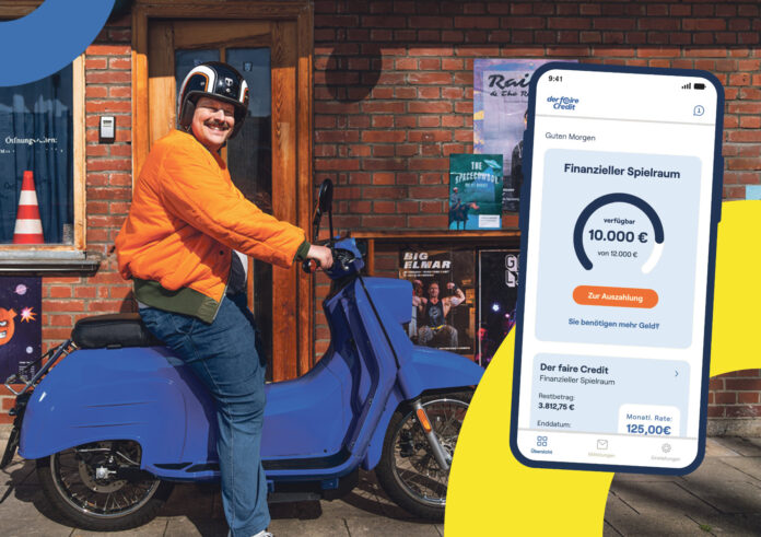 TeamBank Advertorial: Mann aufd einem bleuen Motorrolla und ein Sujet von der faire Credit App