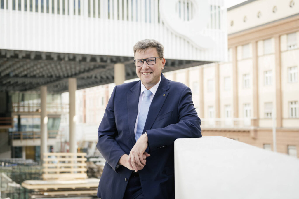 RLB-Tirol-Vorstand Thomas Wass auf der Raiqa-Baustelle