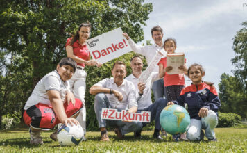 Roberta Striedinger und Ernst Sandriesser von der Caritas freuen sich mit Lerncafékindern über die Spende der „Unser Lagerhaus WHG“, übergeben von Hubert Schenk und Markus Furtenbacher (Mitte)