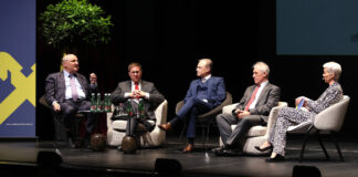 Christoph Badelt, Andreas Rabl (Welser Bürgermeister), Roland Hechenberger, Wolfgang Pitsch und Doris Nentwich (Moderatorin) diskutierten beim Unternehmerabend der RB Wels