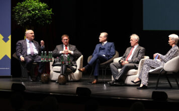 Christoph Badelt, Andreas Rabl (Welser Bürgermeister), Roland Hechenberger, Wolfgang Pitsch und Doris Nentwich (Moderatorin) diskutierten beim Unternehmerabend der RB Wels