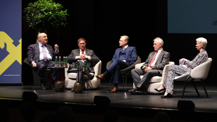 Christoph Badelt, Andreas Rabl (Welser Bürgermeister), Roland Hechenberger, Wolfgang Pitsch und Doris Nentwich (Moderatorin) diskutierten beim Unternehmerabend der RB Wels