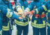 Feuerwehrmänner, die ihre Hände in der Mitte aufeinanderlegen als Symbolbild für den Raiffeisen Sozialbericht