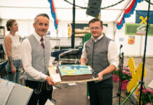 Karl Lamplmayr und Matthias Tagwerker schnitten die Jubiläumstorte an.