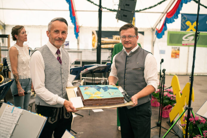 Karl Lamplmayr und Matthias Tagwerker schnitten die Jubiläumstorte an.