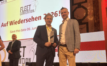 Renato Eggner und Flotte-Chefredakteur Stefan Schmudermaier bei der Preisverleihung