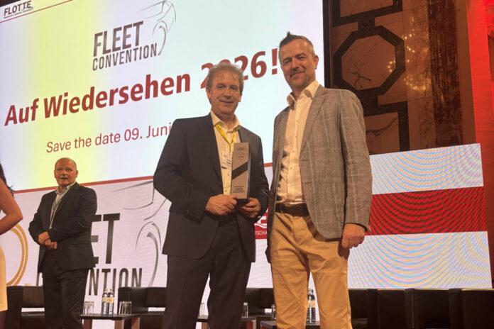 Renato Eggner und Flotte-Chefredakteur Stefan Schmudermaier bei der Preisverleihung