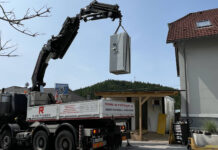 Ein LKW hebt den Haupttresor via Kran in den provisorischen Container.