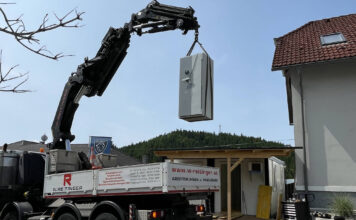 Ein LKW hebt den Haupttresor via Kran in den provisorischen Container.