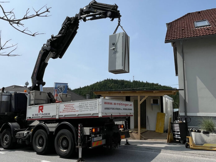 Ein LKW hebt den Haupttresor via Kran in den provisorischen Container.