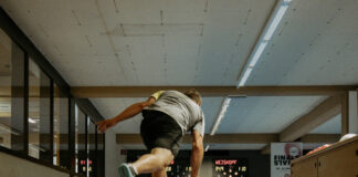 Ein Sportkegler in Action