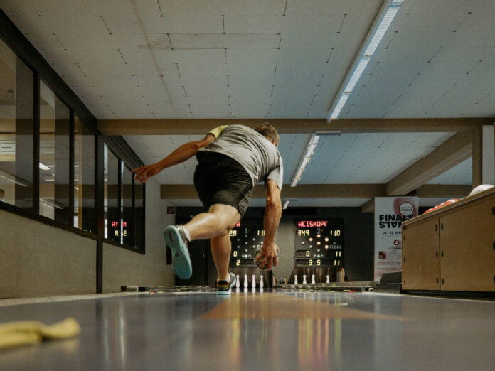 Ein Sportkegler in Action