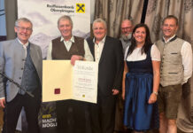 Herbert Sturm, Obmann Andreas Schweinberger, Helmut Bacher, Sandra Wenger und Roland Kröll gratulierten Friedrich Geisler