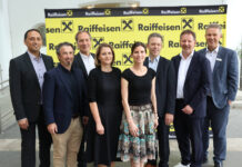 Gruppenfoto von der Generalversammlung der Raiffeisenbank Vorderland: Die Vorstände Aydin Aktas (links) und Günther Hirschfeld (rechts) mit dem Aufsichtsrat: Jürgen Bachmann, Vors.-Stv. Gebhard Moser, Barbara Nachbaur, Andrea Verstappen, Thomas Bachmann und Vors. Josef Lercher