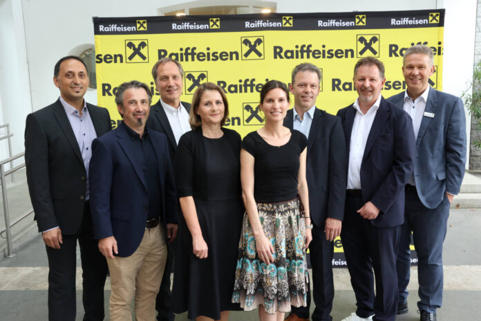Gruppenfoto von der Generalversammlung der Raiffeisenbank Vorderland: Die Vorstände Aydin Aktas (links) und Günther Hirschfeld (rechts) mit dem Aufsichtsrat: Jürgen Bachmann, Vors.-Stv. Gebhard Moser, Barbara Nachbaur, Andrea Verstappen, Thomas Bachmann und Vors. Josef Lercher