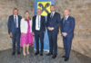 Gruppenfoto von der Generalversammlung der Raiffeisenbank Region Schärding: Die Geschäftsleiter Matthias Breidt und Karin Wallerstorfer-Rögl, Josef Kinzl, Christoph Danner und Wolfgang Mayr
