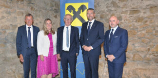 Gruppenfoto von der Generalversammlung der Raiffeisenbank Region Schärding: Die Geschäftsleiter Matthias Breidt und Karin Wallerstorfer-Rögl, Josef Kinzl, Christoph Danner und Wolfgang Mayr