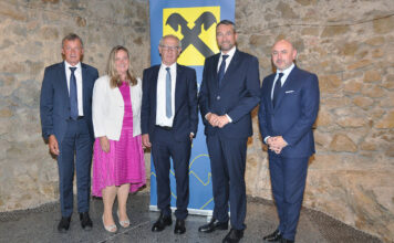 Gruppenfoto von der Generalversammlung der Raiffeisenbank Region Schärding: Die Geschäftsleiter Matthias Breidt und Karin Wallerstorfer-Rögl, Josef Kinzl, Christoph Danner und Wolfgang Mayr