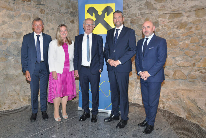 Gruppenfoto von der Generalversammlung der Raiffeisenbank Region Schärding: Die Geschäftsleiter Matthias Breidt und Karin Wallerstorfer-Rögl, Josef Kinzl, Christoph Danner und Wolfgang Mayr