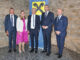 Gruppenfoto von der Generalversammlung der Raiffeisenbank Region Schärding: Die Geschäftsleiter Matthias Breidt und Karin Wallerstorfer-Rögl, Josef Kinzl, Christoph Danner und Wolfgang Mayr