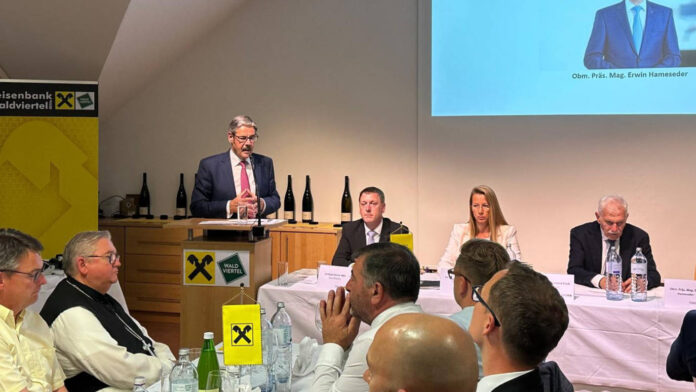 Erwin Hameseder am Podium bei der Generalversammlung der Raiffeisenbank Region Waldviertel Mitte