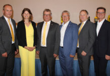Gruppenfoto von der Generalversammlung der RRB Güssing-Jennersdorf: Die Vorstandsdirektoren Jürgen Böhm und Karin Saiger, der AR-Vorsitzende Berthold Schlaffer, sein Stellvertreter Gerhard Granitz und Vorstandsdirektor Günter Penthor sowie RLB-Burgenland-Vorstand Rudolf Suttner