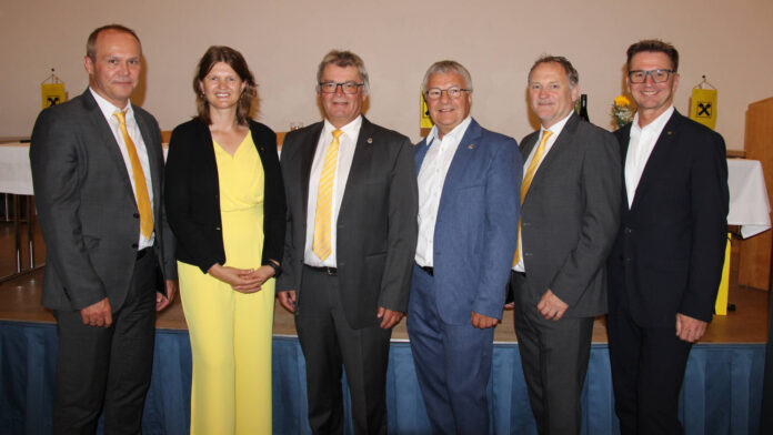 Gruppenfoto von der Generalversammlung der RRB Güssing-Jennersdorf: Die Vorstandsdirektoren Jürgen Böhm und Karin Saiger, der AR-Vorsitzende Berthold Schlaffer, sein Stellvertreter Gerhard Granitz und Vorstandsdirektor Günter Penthor sowie RLB-Burgenland-Vorstand Rudolf Suttner