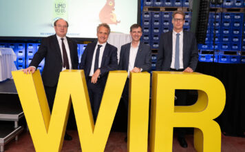 Gernot Erne, Michael Kubesch, RLB Vorarlberg-Vorstandsvorsitzender Michael Alge und Ingo Madlener bei der Generalversammlung im „VÖ ÜS“-Limowerk in Lustenau.