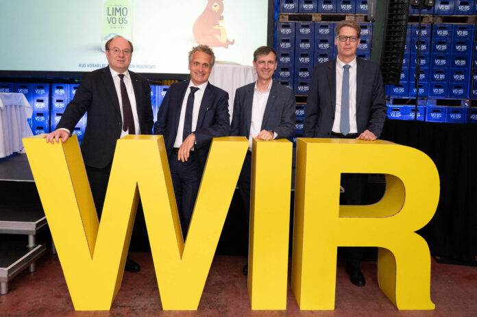Gernot Erne, Michael Kubesch, RLB Vorarlberg-Vorstandsvorsitzender Michael Alge und Ingo Madlener bei der Generalversammlung im „VÖ ÜS“-Limowerk in Lustenau.