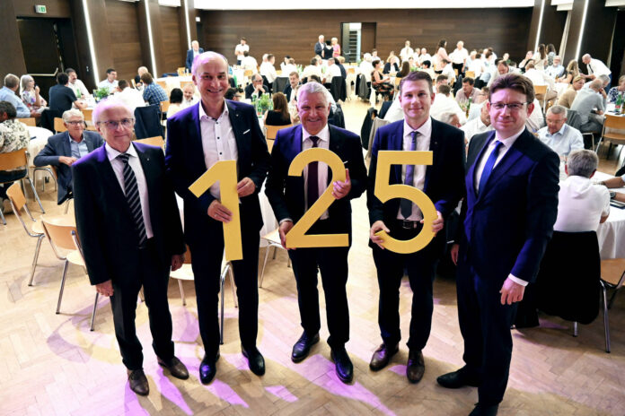 Gruppenfoto von der Generalversammlung der Raiffeisenbank Perg