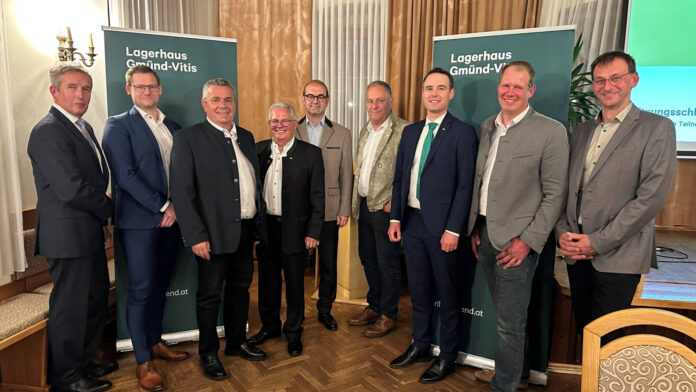 Die Revisoren Franz Wagner und Michael Pany, Günter Zaiser, Obmann Hermann Lauter, Johannes Schuster, Kammersekretär Herbert Gutkas, Geschäftsführer David Wondra, Obmann-Stv. Thomas Steiner und AR-Vorsitzender Johann Kainz