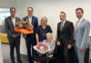 Bankstellenleiter Florian Martin, Stefan Rohrhuber, Landesgeschäftsstellenleiter OÖ der Raiffeisen Bausparkasse, Kundenbetreuerin Sabine Lechner, Hans Sykora und Gerald Posch von der RBSK überraschten Hermine Mitterbauer mit Blumen.