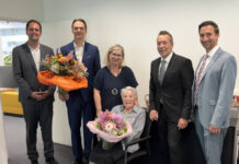 Bankstellenleiter Florian Martin, Stefan Rohrhuber, Landesgeschäftsstellenleiter OÖ der Raiffeisen Bausparkasse, Kundenbetreuerin Sabine Lechner, Hans Sykora und Gerald Posch von der RBSK überraschten Hermine Mitterbauer mit Blumen.