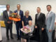 Bankstellenleiter Florian Martin, Stefan Rohrhuber, Landesgeschäftsstellenleiter OÖ der Raiffeisen Bausparkasse, Kundenbetreuerin Sabine Lechner, Hans Sykora und Gerald Posch von der RBSK überraschten Hermine Mitterbauer mit Blumen.