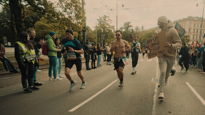 Julian Pichler (Mitte) ist begeisterter Läufer – hier beim Vienna City Marathon.