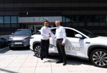 Danijel Dzihic (Geschäftsführung CCI Austria) und Alexander Schmidecker (CEO Raiffeisen-Leasing) schütteln Hände