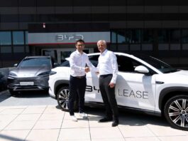 Danijel Dzihic (Geschäftsführung CCI Austria) und Alexander Schmidecker (CEO Raiffeisen-Leasing) schütteln Hände
