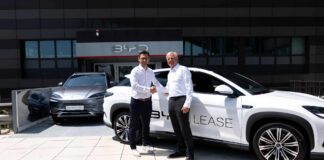 Danijel Dzihic (Geschäftsführung CCI Austria) und Alexander Schmidecker (CEO Raiffeisen-Leasing) schütteln Hände