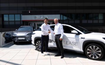 Danijel Dzihic (Geschäftsführung CCI Austria) und Alexander Schmidecker (CEO Raiffeisen-Leasing) schütteln Hände
