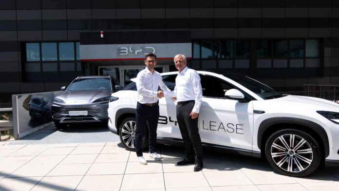 Danijel Dzihic (Geschäftsführung CCI Austria) und Alexander Schmidecker (CEO Raiffeisen-Leasing) schütteln Hände
