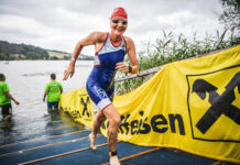 Triathletin vor einem Raiffeisen Banner