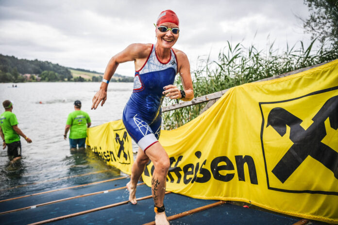 Triathletin vor einem Raiffeisen Banner