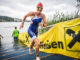 Triathletin vor einem Raiffeisen Banner