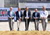 Gruppenfoto vom Spatenstich: Bgm. Thomas Schwab, Obmann Johann Prendl, Geschäftsleiter Yalcin Duman, Harald Eisterer (BME) sowie Andreas Preuner (Schmid Baugruppe)