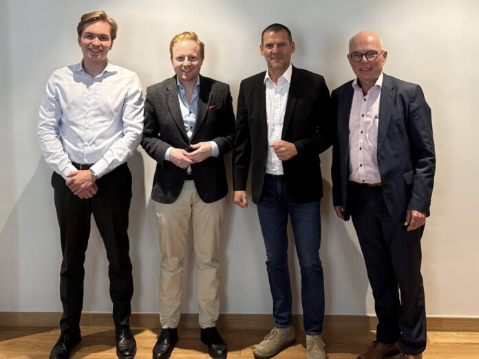 Gruppenfoto: Max Markfort (Invest AG), Patrick Wawricka (Invest AG), Bernd Bayer (Rolf Bayer Vacuumverpackung GmbH), Andreas Szigmund (Invest AG)