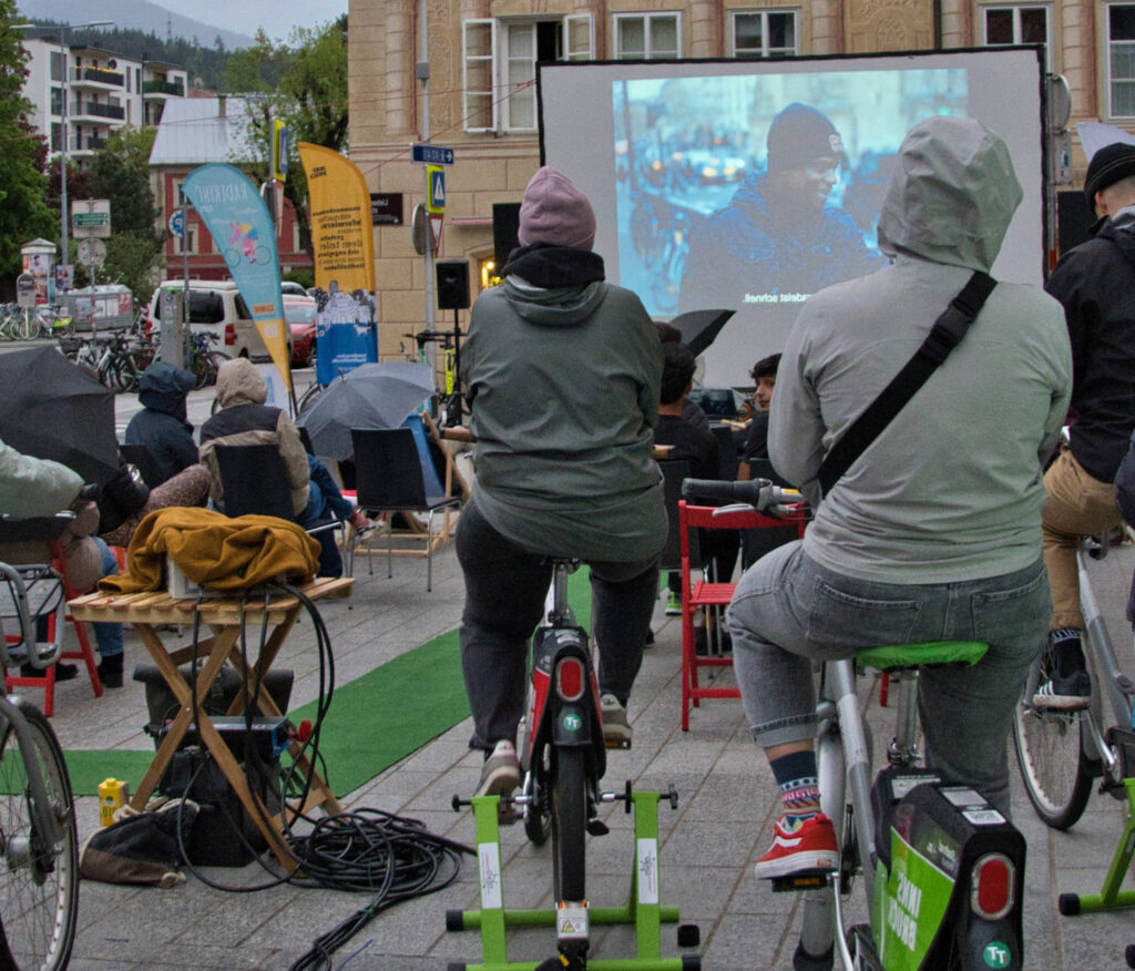 Beim Tiroler Radlkino erzeugen die Besucher die benötigte Energie selbst.