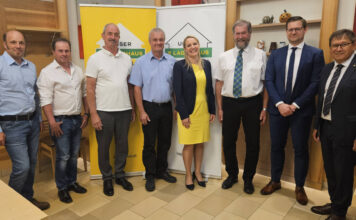 Obmann-Stv. Gerhard Zimmermann, AR-Vorsitzender Hermann Muhm, Michael Niedermayer, Heinrich Fischer, Großkunden-Abteilungsleiterin Mira Hansy (RLB NÖ-Wien), Johann Hendler, Revisor Michael Pany und Leopold Scheibböck