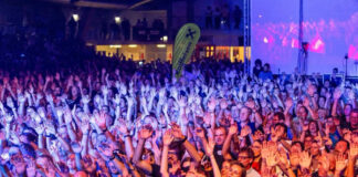 Blick in die Menge beim Mitgliederfest der Raiffeisenbank Region Amstetten